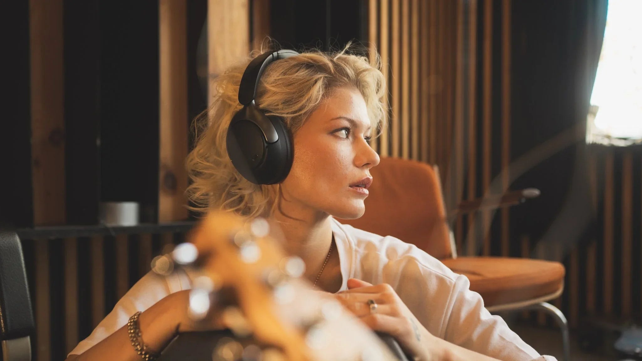 Noise cancelling headphones